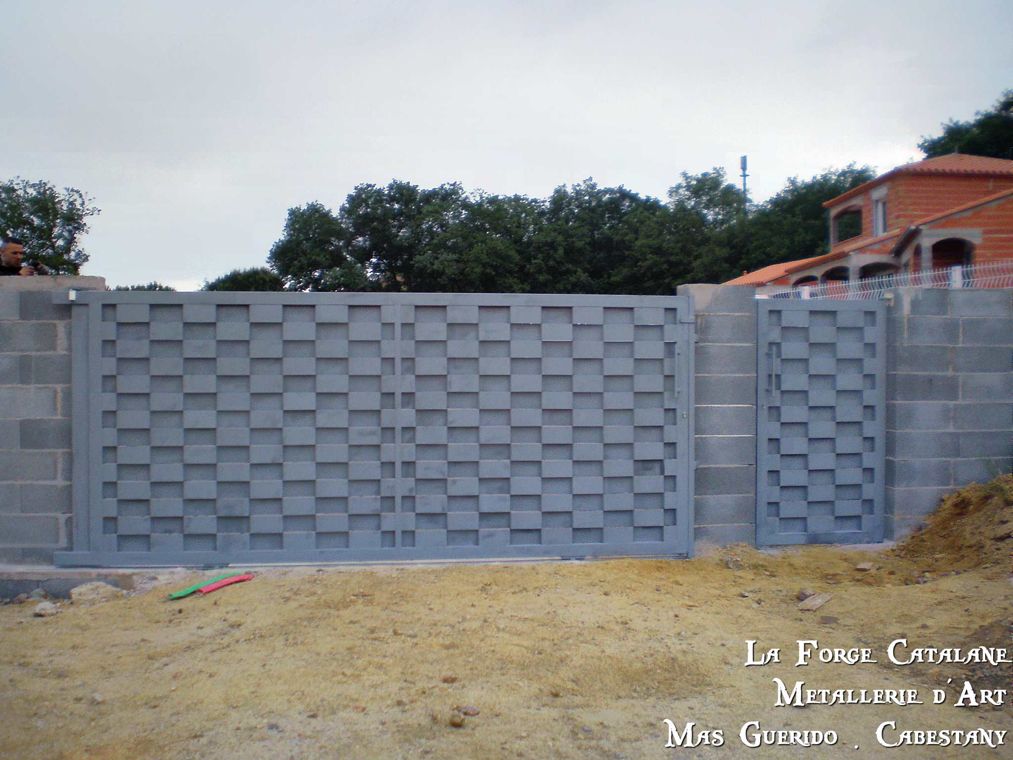 Portail tole plein lames pliees thermolaquage forge catalane.jpg